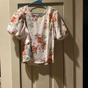 Floral print blouse.